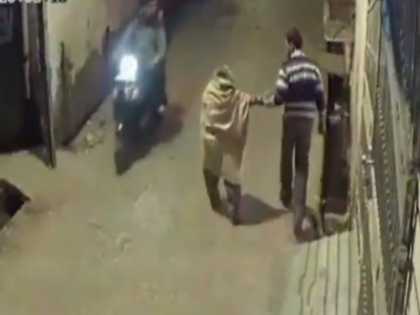 Viral Video: An old woman thrashed by a man in UP's Bareilly | बरेलीः बूढ़ी महिला को सरेआम पीट रहे युवक का वीडियो वायरल, पुलिस पहचान में जुटी