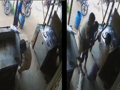 Andhra Pradesh Man Attacked Police Constable man hit him on the head with a stick Watch Video | Watch: सरेआम पुलिस कांस्टेबल पर हमला, शख्स ने सिर पर डंडे से किया वार; जानें क्या है वजह Andhra Pradesh Man Attacked Police Constable man hit him on the head with a stick Watch Video | Watch: सरेआम पुलिस कांस्टेबल पर हमला, शख्स ने सिर पर डंडे से किया वार; जानें क्या है वजह