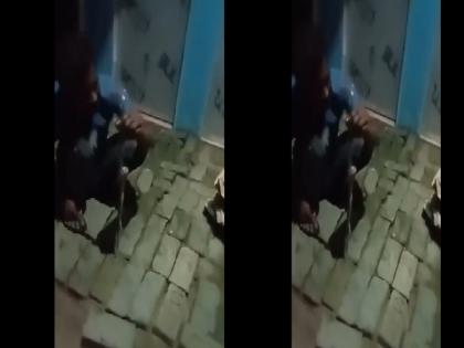 Watch drunk man did a stunt with a snake in his hand the poisonous snake bit him and took his life | Watch: नशे में धुत्त शख्स ने सांप को हाथ में लेकर किया स्टंट, जहरीले सांप ने डस कर ले ली जान
