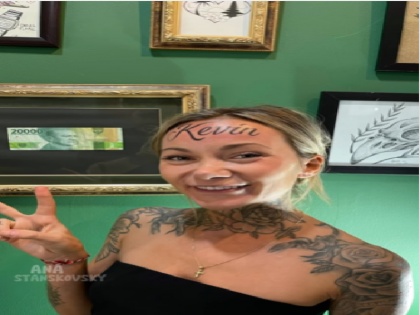 Viral Video woman crazy about love got her boyfriend name tattooed on her forehead | Viral Video: प्यार में दीवानी महिला ने अपने माथे पर कराया टैटू, लिखवाया बॉयफ्रेंड का नाम
