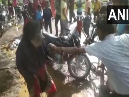 video chhattisgarh Mob thrashes mentally-challenged man mistaking him for child abductor in Durg | वीडियोः बच्चा चोर समझ, भीड़ ने मानसिक रूप से बीमार बुजुर्ग की बेरहमी से की पिटाई, पुलिस ने बचाई जान, 3 हिरासत में