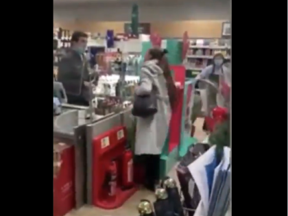 coronavirus time viral Video: girl spit on cashier's mouth if he refused to give goods for not wearing a mask | Video: मास्क नहीं पहनने पर मॉल में सामान देने से किया मना, तो लड़की ने कैशियर के मुंह पर थूका 