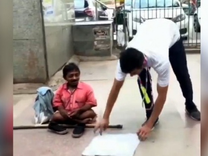 trending Viral Video: in Delhi boy collected money for Divyang begger, IPS tweet this video | Video: दिल्ली में दिव्यांग को भीख मांगते देख लड़के ने स्टंट कर इकट्ठे किए पैसे, IPS ने वीडियो ट्वीट कर ये कहा