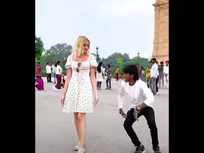 Delhi Viral Video Russian girl came to visit India Gate on seeing the boy started acting like crazy People expressed their displeasure | Delhi Viral Video: इंडिया गेट घूमने आई रशियन लड़की, देखते ही दीवानों की तरह हरकते करने लगा लड़का; लोगों ने जताई नाराजगी