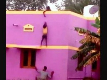 A 4-year-old child falling from the roof of the house was saved by a villager, watch viral video on social media | घर की छत से गिर रहे 4 साल के बच्चे को रेहड़ी वाले ने बचाया, देखें सोशल मीडिया पर वायरल वीडियो