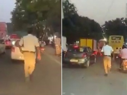 Policeman ran 2 km to give way to ambulance in hyderabad, watch viral video on social media | एम्बुलेंस को रास्ता देने के लिए 2 किलोमीटर दौड़ा पुलिसवाला, देखें सोशल मीडिया पर वायरल वीडियो