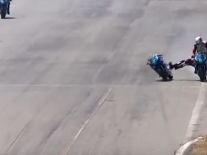 Viral Video: Costa Rica motorbikers break into a fight amidst race | वायरल वीडियोः जब रेसिंग ट्रैक पर भिड़ गए दो मोटर बाइकर्स, बाइक छोड़ चलाने लगे लात-घूंसे