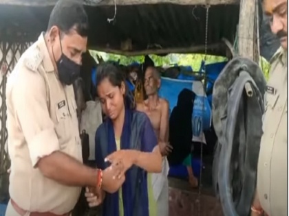 Uttar Pradesh Bharthana Police officer tied Rakhi on highway by girl video goes viral | हाईवे पर पंचर बनाने वाली लड़की से पुलिस अधिकारी ने बंधवाई राखी, दोनों के नहीं रूक रहे थे आंसू, मार्मिक वीडियो हुआ वायरल
