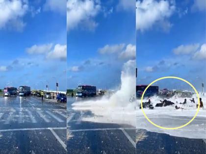 viral video shows High Tide Wave Sweeps Motorists near maldives Sinamale Bridge | वीडियो: मालदीव के सिनामाले ब्रिज के पास अचानक उठी तेज लहरें, हादसे में कई गाड़ियां बही-बहुत वाहनों को हुआ नुकसान