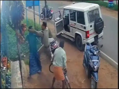 viral video shows how kerala police inspector arun kumar attack with in busy road shared ips officer Swati Lakra | Video: भीड़भाड़ वाले सड़क पर पुलिस वाले पर हुआ जोरदार हमला, विशाल धारदार हथियार से किया गया वार, केरल पुलिस-IPS अधिकारी ने भी शेयर किया वीडियो
