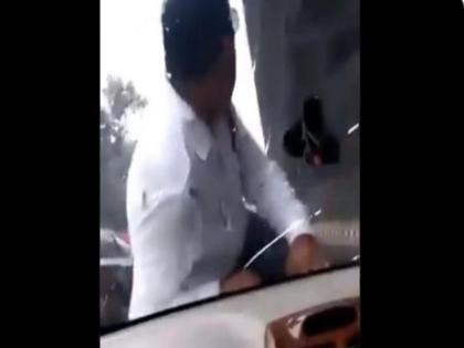 delhi man dragging traffic cop on car bonnet Two-month-old video goes viral | VIDEO: ट्रैफिक कांस्टेबल को बोनट पर लटका कर भगाता रहा कार, जानें क्या है पूरा मामला