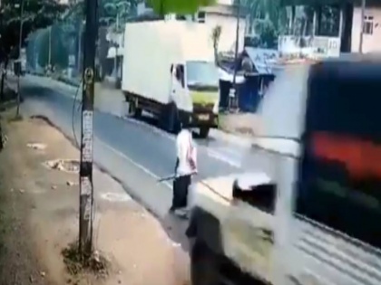a man on road side Jeep cross his very close video viral on internet | शख्स के इतने पास से गुजरी मौत, देख कर आपके भी रोंगटे खड़े हो जाएंगे, देखें वायरल वीडियो