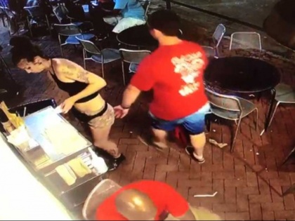 viral video he groped a waitress in restaurant what she did was mind blowing | महिला वेटर के साथ रेस्‍टोरेंट में किया अभद्र व्यवहार, वीडियो हुआ वायरल