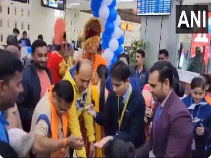 Viral Video Travelers dressed as Lord Ram to go to Ayodhya amazing sight seen at Ahmedabad Airport | Viral Video: अयोध्या जाने के लिए भगवान राम के वेश में पहुंचे यात्री, अहमदाबाद एयरपोर्ट पर दिखा अद्भुत नजारा