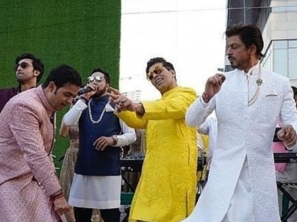 Akash Ambani and Shloka Mehta Wedding: video of shahrukh khan, karan johar, ranbir kapoor and hardik pandya dance | Video आकाश-श्लोका की शादी में बाराती बनकर नाचे शाहरुख-रणबीर, हार्दिक पांडया ने करण संग लगाया ठुमका
