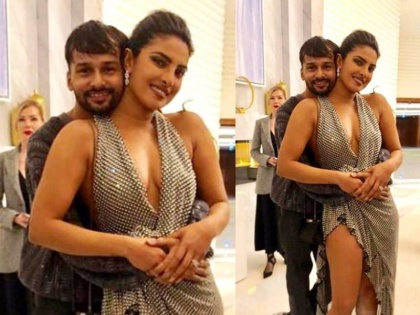 priyanka chopra closeup pose with stylist sanjay kumar | पति निक को छोड़ ये किसकी बाहों में चली गईं प्रियंका चोपड़ा, यूजर्स बोले- किसी के साथ भी...