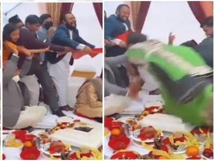 relative playing funny game in mandap suddenly loss of balance women got in trouble | शादी में मजाक मस्ती के बीच आपस में भिड़ गए रिश्तेदार, किसी तरह से बची महिला की जान, वीडियो वायरल