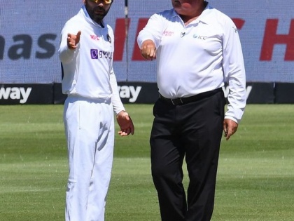 South Africa vs India Virat Kohli argues umpire Erasmus contentious warning Mohammed Shami | South Africa vs India: अंपायर ने दी तेज गेंदबाज मोहम्मद शमी को चेतावनी, खफा हुए कप्तान कोहली, देखें वीडियो