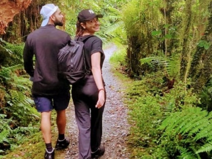 virat kohli and anushka sharma walk in new zealand forest photo goes viral | विराट कोहली और अनुष्का शर्मा न्यूजीलैंड के जंगल में मना रहे हैं छुट्टी! सोशल मीडिया पर तस्वीर वायरल