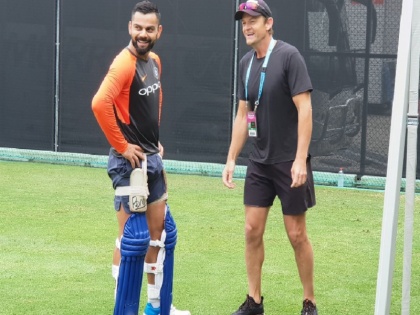 adam gilchrist meets with virat kohli during team india practice session in brisbane | AUS Vs IND: टीम इंडिया ने बहाया नेट्स पर पसीना, कोहली से मिलने पहुंचे एडम गिलक्रिस्ट