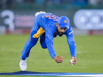 India vs New Zealand 2nd T20I: Virat Kohli takes a stunning catch to dismiss Colin Munro | IND vs NZ: विराट कोहली ने डाइव लगाते हुए पकड़ा कॉलिन मुनरो का लाजवाब कैच, देखें वीडियो
