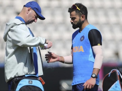 ICC World Cup 2019: Virat Kohli hurts his finger during training session | World Cup 2019: विराट कोहली हुए चोटिल, दक्षिण अफ्रीका के खिलाफ मैच से पहले बढ़ी टीम इंडिया की टेंशन