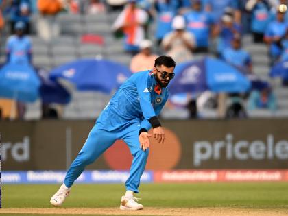 watch Virat Kohli bowls in ODI World Cup after eight years during India vs Bangladesh king kolhi 3 balls 2 runs see video | Virat Kohli ICC ODI World Cup 2023: 8 साल बाद वनडे विश्व कप में गेंदबाजी, तीन गेंद में 2 रन देकर छा गए किंग कोहली, देखें वीडियो