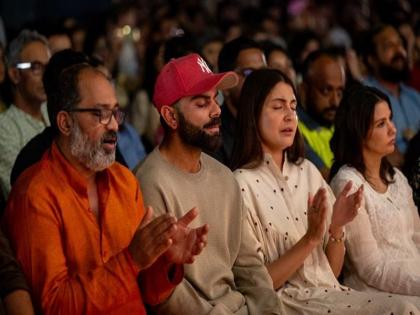 WATCH: Virat Kohli seen meditating with Anushka Sharma before Pune Test | WATCH: पुणे टेस्ट से पहले विराट कोहली अनुष्का शर्मा के साथ ध्यान करते नजर आए