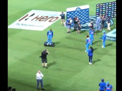 india vs new zealand virat kohli driving hoverboards after win in 1st odi napier | IND Vs NZ: कोहली ने नेपियर वनडे में जीत के बाद इस नये अंदाज में मनाया जश्न, देखिये वीडियो