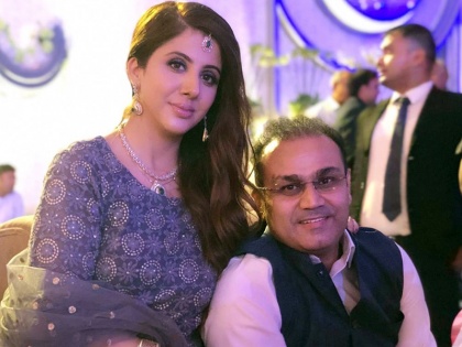 Virender Sehwag's share Pic With Wife, His Caption goes viral | वाइफ संग वीरेंद्र सहवाग ने फोटो की शेयर, कहा- पत्नी अपनी गलती पर पति को...