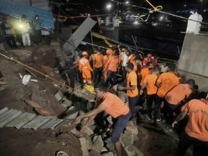 Andhra Pradesh accident during Chandanotsavam festival in Visakhapatnam 20 feet long wall collapsed 7 people died | Andhra Pradesh: विशाखापट्टनम मंदिर हादसे में मरने वालों की संख्या हुई 8, कई श्रद्धालु घायल; रेस्क्यू ऑपरेशन जारी