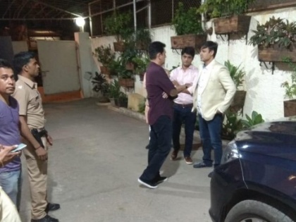 Actor Vivek Oberoi has been provided security by Mumbai police today, after he had received threats | पीएम नरेंद्र मोदी की बायोपिक रिलीज होने के पहले विवेक ओबरॉय को जान से मारने की धमकी, मुंबई पुलिस ने दी सुरक्षा