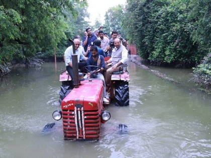 WATCH: Sitting on a tractor, LG VK Saxena takes stock of the flood area in Delhi | WATCH: ट्रैक्टर पर बैठकर एलजी वीके सक्सेना ने दिल्ली में बाढ़ क्षेत्र का जायजा लिया
