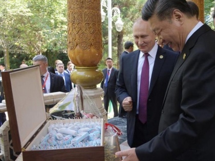 Vladimir Putin gifts Ice-Cream Box to his Chinese Counterpart, Says Happy to have Friend like him | जन्मदिन पर शी को आइसक्रीम का डिब्बा भेंट कर बोले रूसी राष्ट्रपति- मुझे खुशी है, आप जैसी शख्सियत मेरा दोस्त है