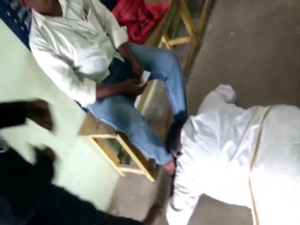 dalit officer head down in front of upper cast man coimbatore probe video viral | कोयंबटूर : सरकारी कार्यलय में ऊंची जाति के व्यक्ति के कदमों में गिरा दिखा दलित कर्मचारी, वीडियो वायरल होने के बाद जांच के आदेश