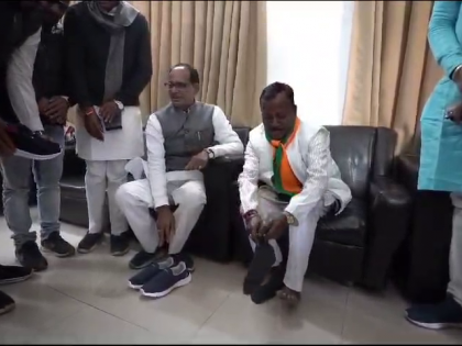 Madhya Pradesh: Nizam changed in MP, not Shivraj! Former CM Shivraj gave shoes to BJP worker in Anuppur | Madhya Pradesh:MP में निजाम बदला शिवराज नहीं ! अनुपपूर में बीजेपी कार्यकर्ता को पूर्व सीएम शिवराज ने पहनाएं जूते