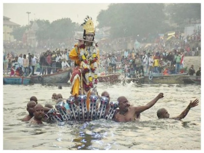 Varanasi: Kanha humiliated Kaliya Nag in Kashi, thousands of people gathered to watch | Varanasi: काशी में कान्हा ने किया कालिया नाग का मान मर्दन, देखने के लिए उमड़ी हजारों की भीड़
