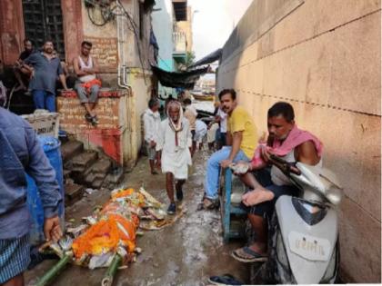 Varanasi: Dead bodies have to be carried in the streets waiting for the last rites, dead bodies are being taken by boat to the ghat | वाराणसी: शवों को गलियों में करना पड़ रहा है अंतिम संस्कार के लिए इंतजार, लाशों को नाव से ले जाया जा रहा है घाट पर Varanasi: Dead bodies have to be carried in the streets waiting for the last rites, dead bodies are being taken by boat to the ghat | वाराणसी: शवों को गलियों में करना पड़ रहा है अंतिम संस्कार के लिए इंतजार, लाशों को नाव से ले जाया जा रहा है घाट पर