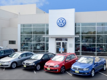 Volkswagen profits jumped 44 percent in the third quarter also warns of slowing global auto markets | Volkswagen ने तीसरे क्वॉर्टर में लाभ के बावजूद वैश्विक बाजार में मंदी को लेकर किया आगाह, सालाना बिक्री के अनुमान को घटाया