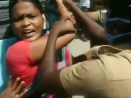 Scuffle broke out between protestors including CPI-M workers and Police in Madurai on opening liquor shops see video | लॉकडाउन में शराब की दुकानें खुलीं तो महिलाओं ने खोया आपा, सड़कों पर किया प्रदर्शन, पुलिस से हाथापाई का वीडियो हो रहा वायरल