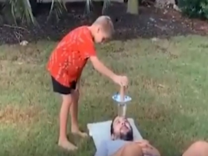 7 year old son performs egg drop trick on his fathers forehead see what happened next | 7 साल के बेटे ने पापा पिता पर अपनाई एग ड्राप ट्रिक, वीडियो देखकर आएगी आपको हंसी, वीडियो वायरल