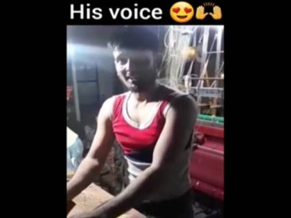 boy sang in a magical voice the remake of shahrukh khan film baazigar video viral | कारखाने में काम करने वाले लड़के ने गाया बेमिसाल गाना, लोगों ने कहा - कारीगर नहीं कलाकार हैं आप, वीडियो वायरल