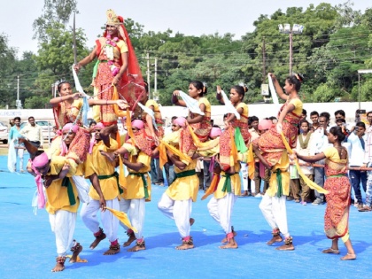 Grand colorful opening of the three-day vagad festival, folk culture rich art witnessed | राजस्थान: वागड़ महोत्सव का भव्य रंगारंग शुभारंभ, धरती पर बिखरे लोक संस्कृति के रंग वागड़ की समृद्ध कला के संग