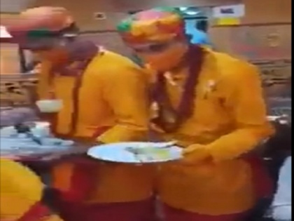 Ramayana Circuit Express waiters working in saffron clothes video controversy | भगवा कपड़ों में रामायण सर्किट एक्सप्रेस ट्रेन में काम करते दिखे वेटर! वीडियो देख कई यूजर्स बोले- ये साधु-संतो का अपमान