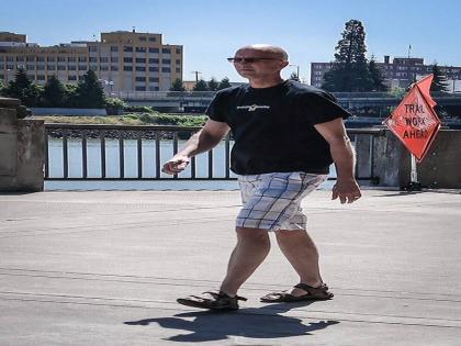 Walking upside down 20 minutes everyday will give you amazing health benefits learn benefits methods reverse walking | हर रोज 20 मिनट उल्टा चलने से सेहत को मिलेंगे चौंकाने वाले फायदे, जानें रिवर्स वॉकिंग के जबरदस्त लाभ और तरीका