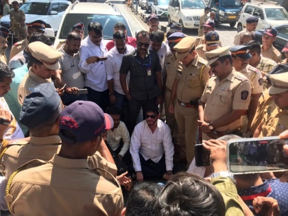 AIMIM Leader Waris Pathan Detained By Mumbai Police While Trying To Go To Mira Road Weeks After Communal Clashes | VIDEO: AIMIM नेता वारिस पठान को मुंबई पुलिस ने हिरासत में लिया, सांप्रदायिक झड़पों के बाद मीरा रोड जाने की कर रहे थे कोशिश