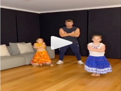 David Warner Shares tiktok video featuring him and His Daughters Dancing On Akshay Kumar Hit Song | डेविड वॉर्नर ने शेयर किया दोनों बेटियों के साथ अक्षय कुमार के हिट गाने पर डांस करने का वीडियो, 'खिलाड़ी' कुमार को भी किया टैग