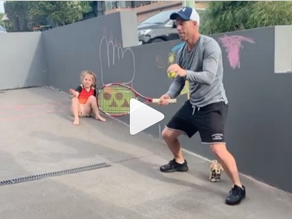 David Warner uses tennis racket to hone catching skills amid self-isolation due to Covid-19 pandemic | VIDEO: क्रिकेट छोड़ 'टेनिस' खेलते दिखे डेविड वॉर्नर, कर रहे इस 'स्किल' को सुधारने की कोशिश