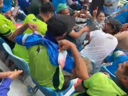 Switch hit Watch Pakistan fan change to India jersey during Dubai blockbuster see video | Switch hit Watch: हार से परेशान फैंस?, पाकिस्तानी प्रशंसक ने पहनी टीम इंडिया जर्सी..., देखें वीडियो