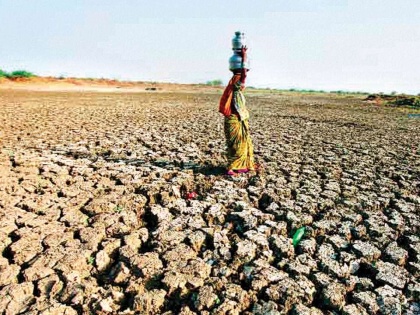 water crisis: people of 550 villages are facing problem in osmanabad maharashtra | महाराष्ट्रः यहां इंद्र भगवान नहीं हैं मेहरबान, पानी की भीषण किल्लत से जूझ रहे हैं 550 गांव  